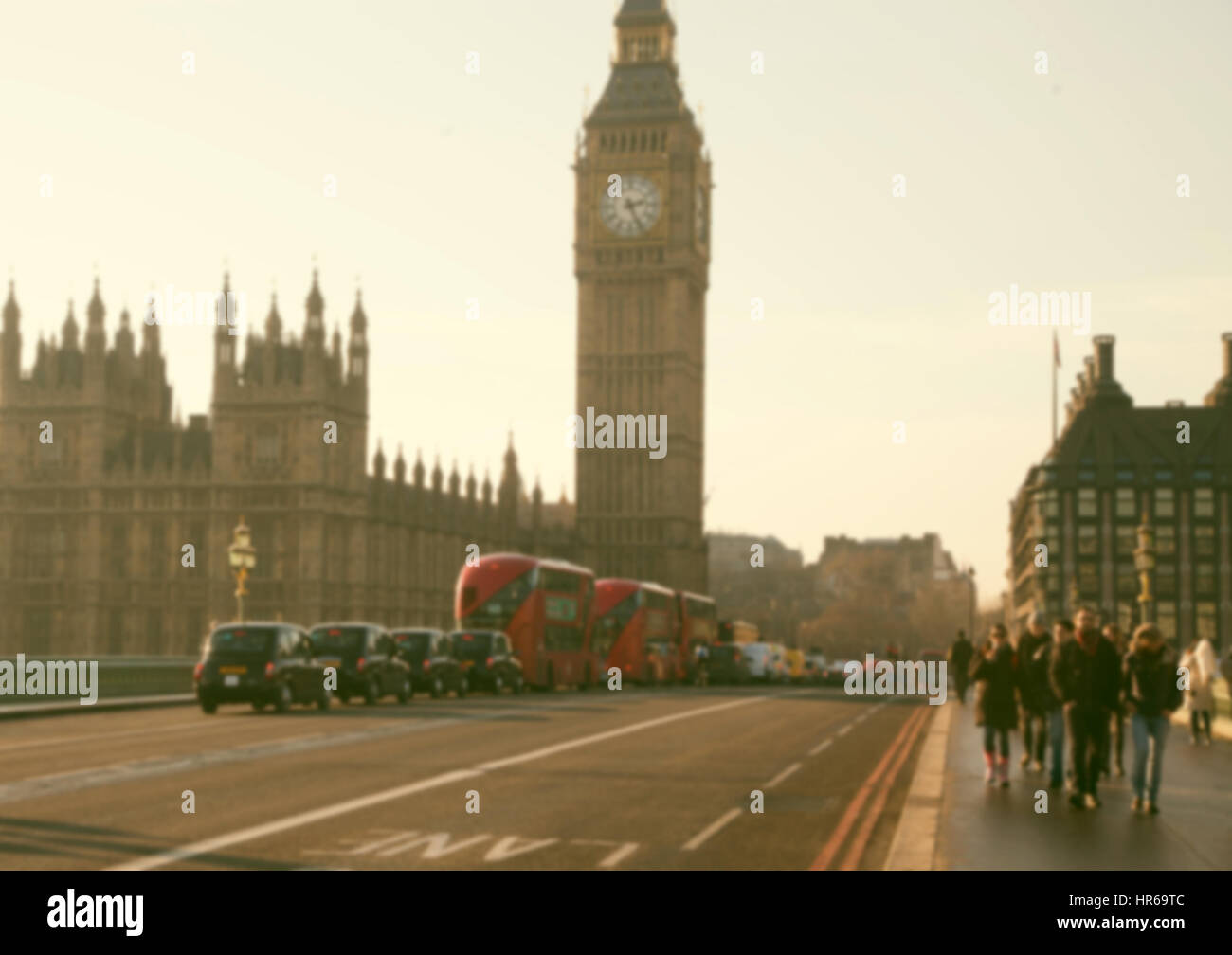 unscharfen Hintergrund des Verkehrs auf Westminster Bridge mit typisch englischen Taxis und Busse Stockfoto