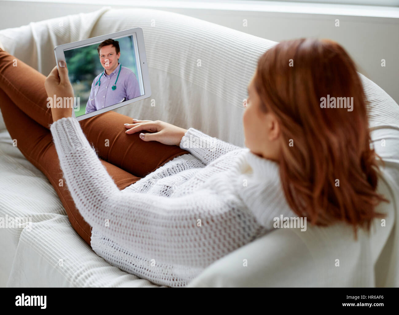 Frau mit iPad, sprechen Sie mit ihrem Arzt online Stockfoto