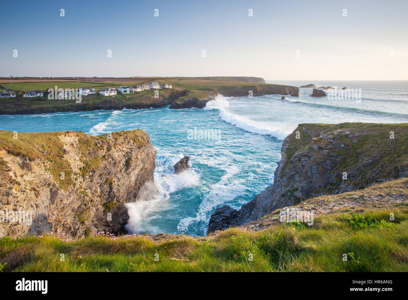 Die schroffen Klippen porthcothan Beach, Cornwall bei Flut Stockfoto