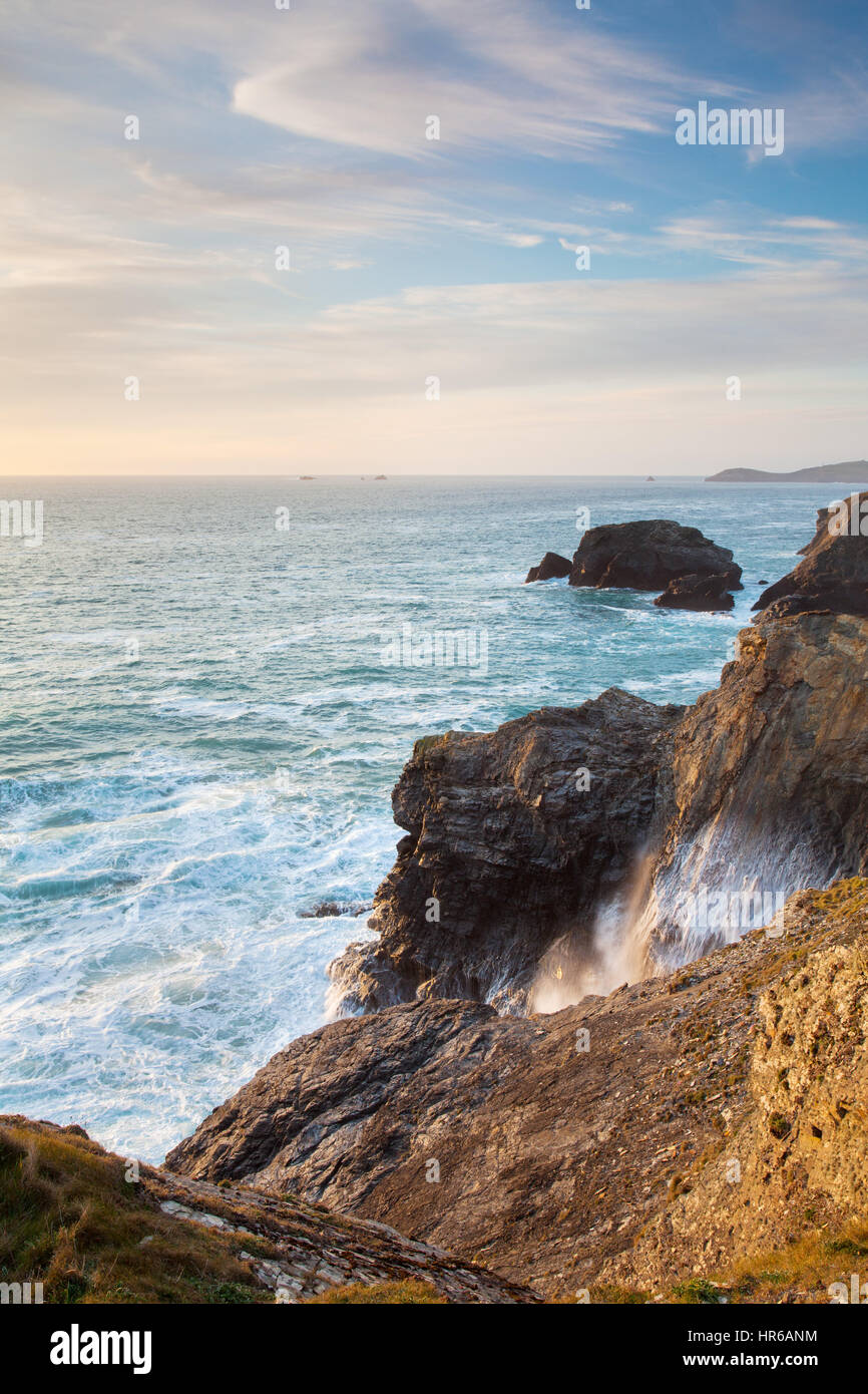 Die schroffen Klippen am porthcothan, Cornwall, von den Wellen zerschlagen werden. Trevose Head in der Ferne ist. Stockfoto