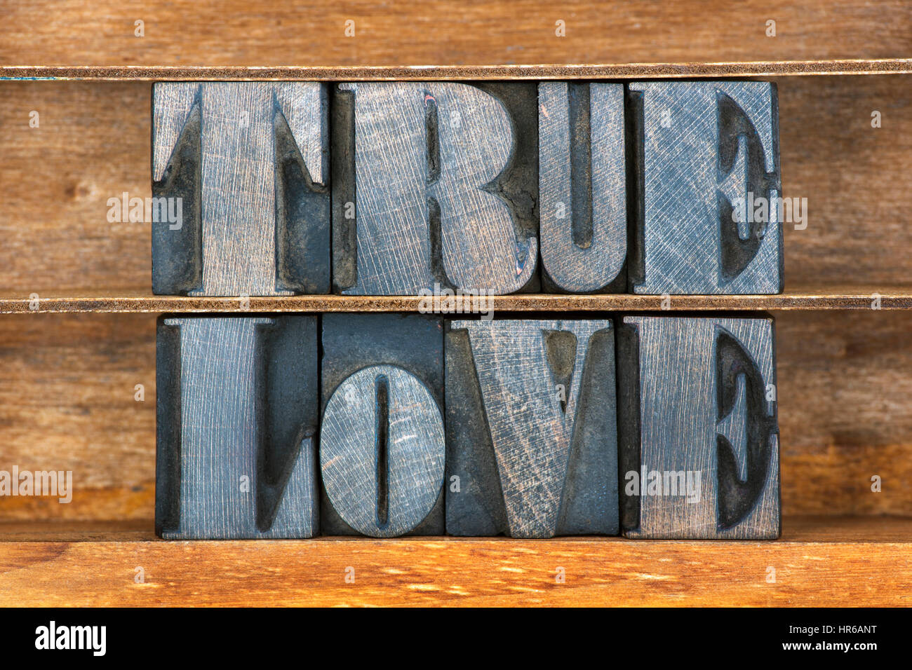 wahre Liebe-Satz aus Vintage Buchdruck auf Tablett aus Holz hergestellt Stockfoto