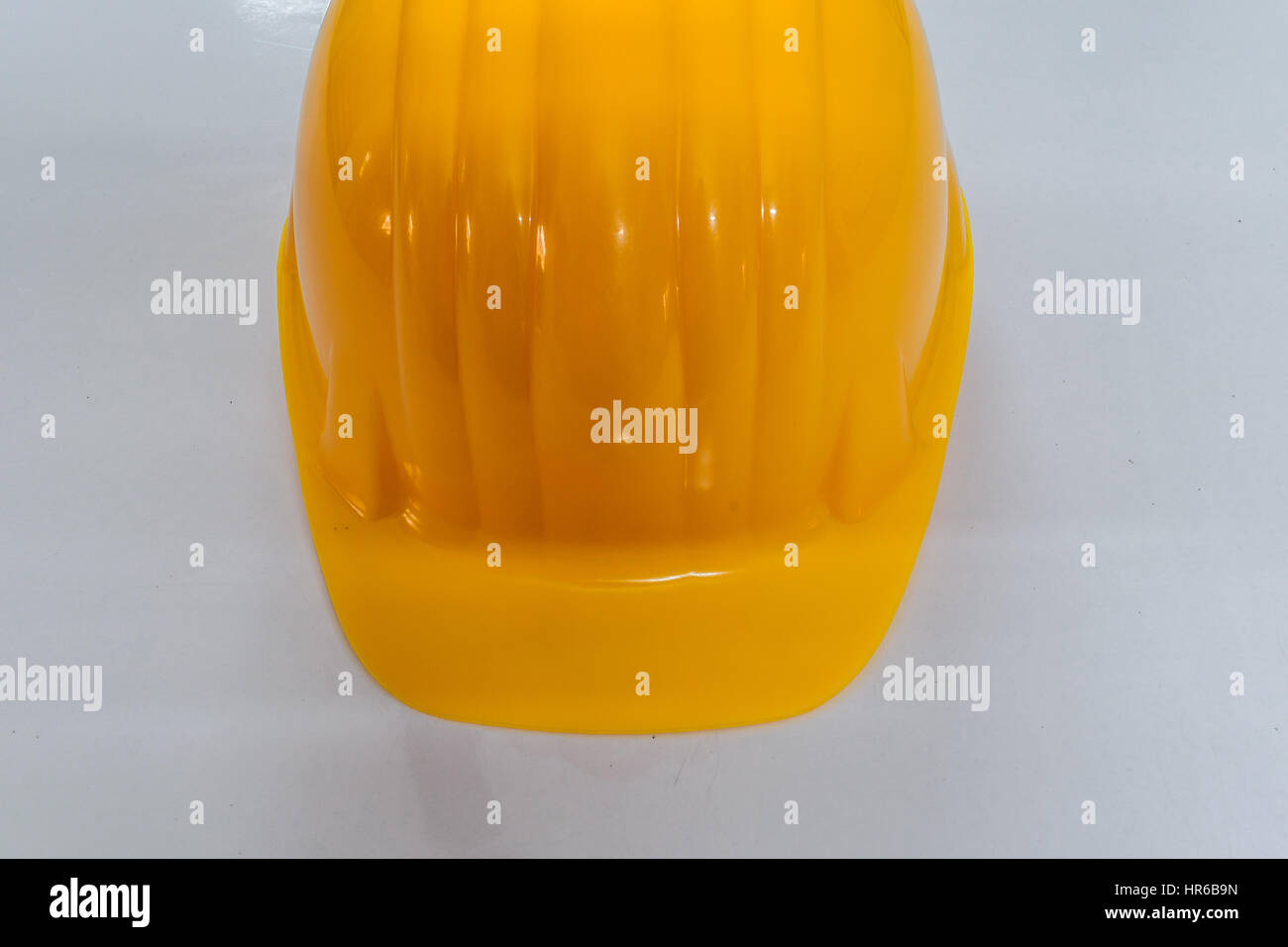 Industrie- oder Sicherheitsschuhe und Helm mit weißen glänzenden Hintergrund. Stockfoto