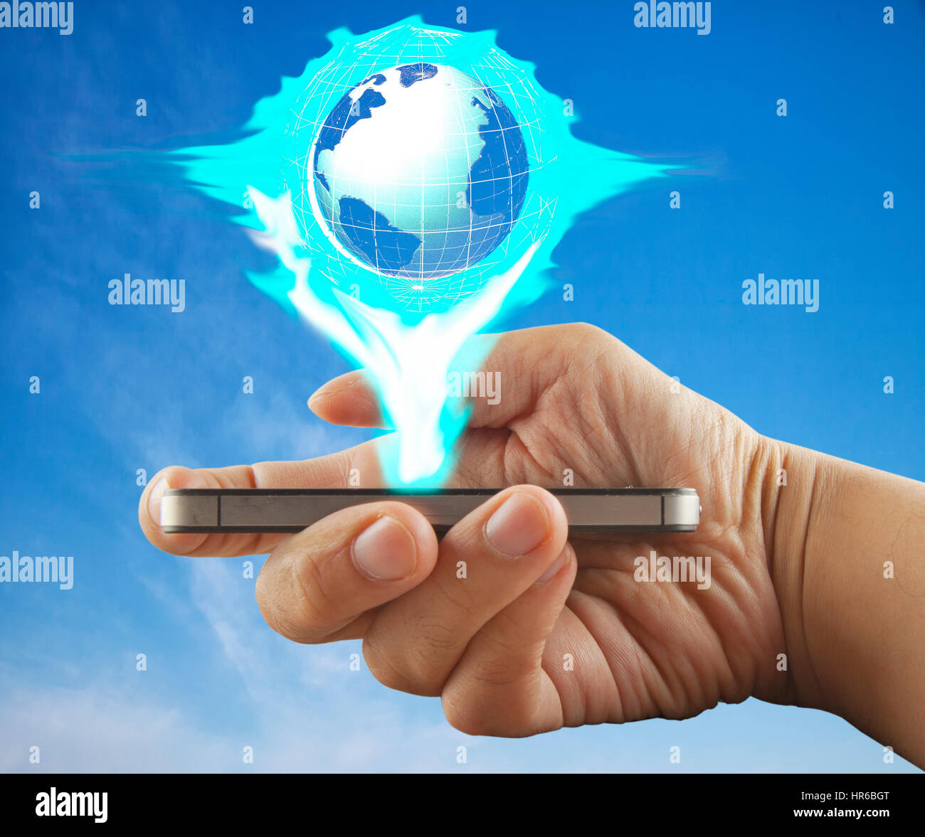 Smartphone mit Welt, die aus Bildschirm, horizontales Bild Stockfoto