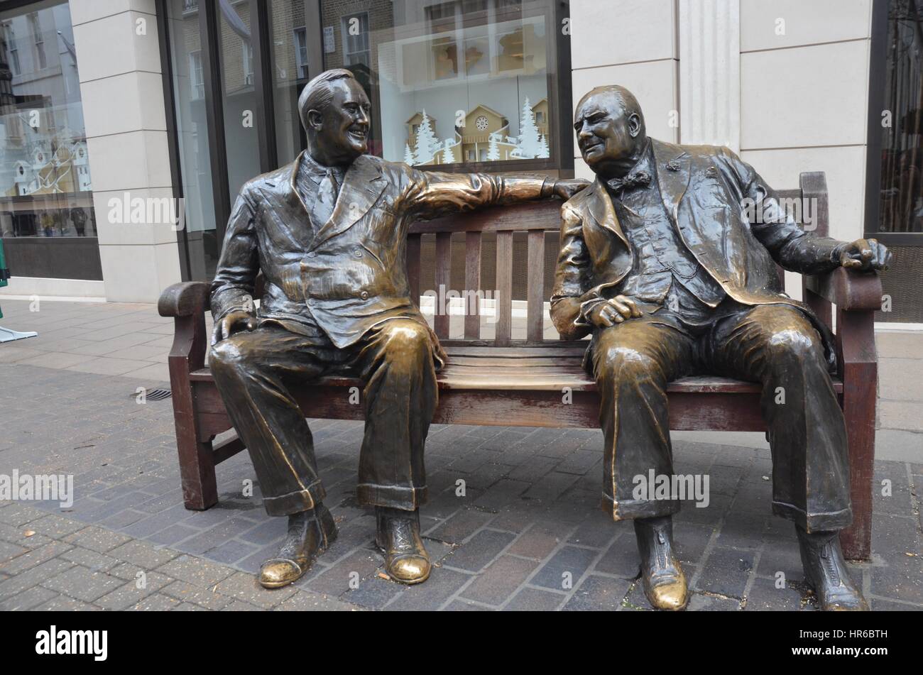 Das Bronze Design ein Geschenk von der Bond Street Association anlässlich 50 Jahre des Friedens, wurde im Jahr 1995 von Prinzessin Margaret enthüllt. Es ist jetzt ein favourit Stockfoto