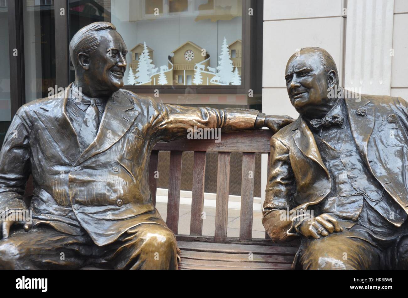 Das Bronze Design ein Geschenk von der Bond Street Association anlässlich 50 Jahre des Friedens, wurde im Jahr 1995 von Prinzessin Margaret enthüllt. Es ist jetzt ein favourit Stockfoto