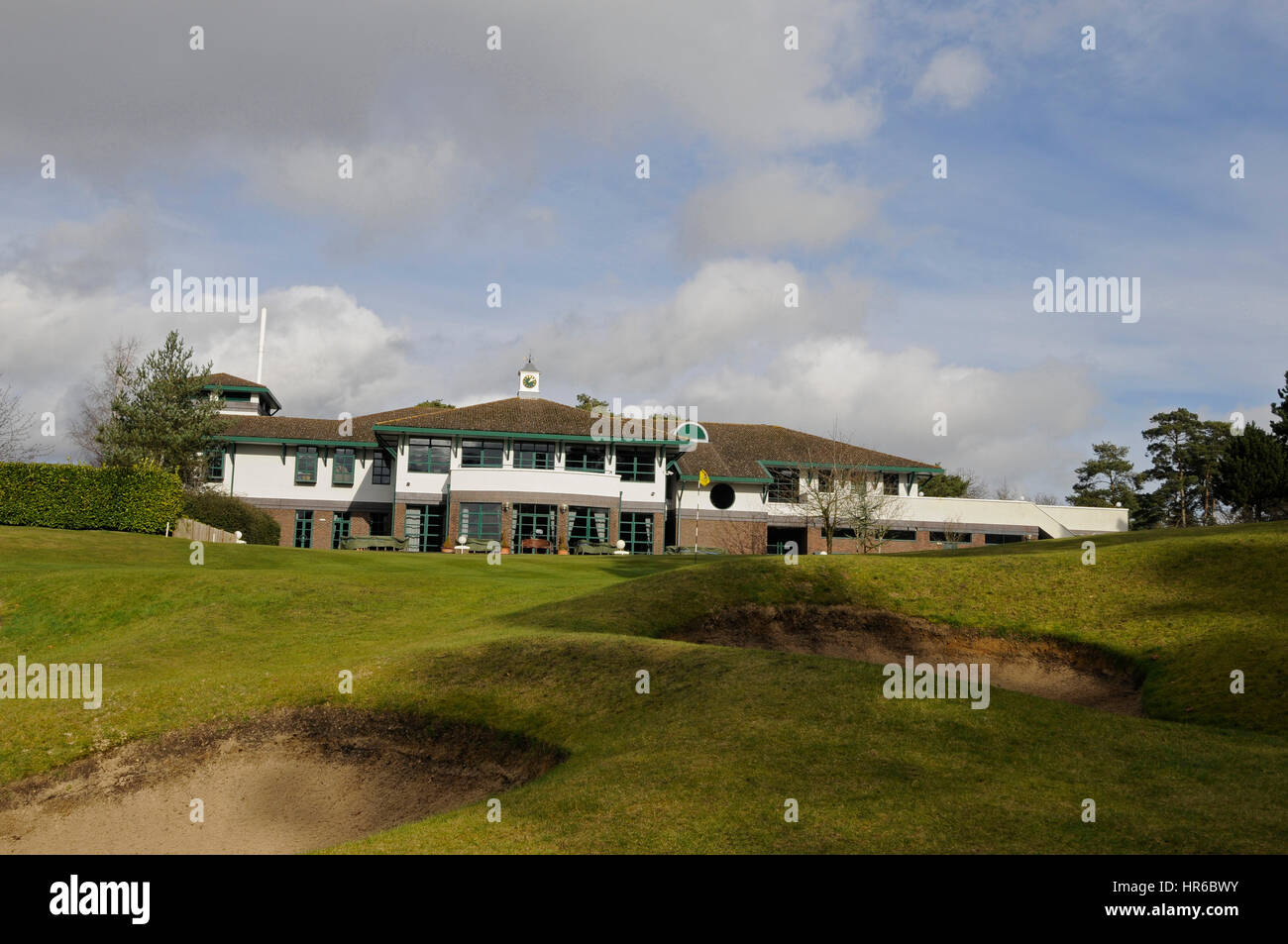 Blick auf das 18. Grün und das Clubhaus, Camberley Heath Golf Club Surrey England Stockfoto