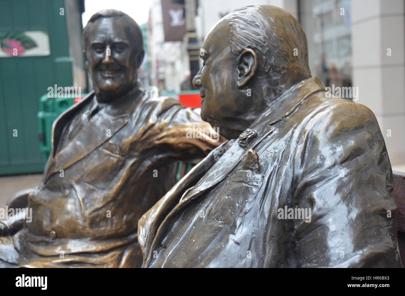 Das Bronze Design ein Geschenk von der Bond Street Association anlässlich 50 Jahre des Friedens, wurde im Jahr 1995 von Prinzessin Margaret enthüllt. Es ist jetzt ein favourit Stockfoto