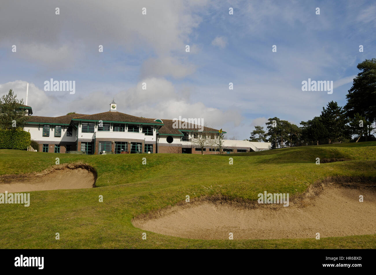 Blick auf das 18. Grün und das Clubhaus, Camberley Heath Golf Club Surrey England Stockfoto