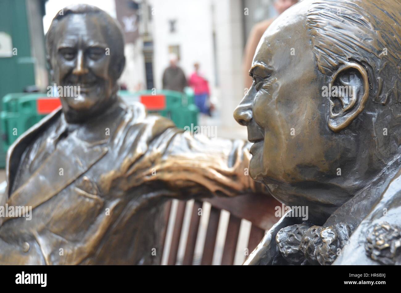 Das Bronze Design ein Geschenk von der Bond Street Association anlässlich 50 Jahre des Friedens, wurde im Jahr 1995 von Prinzessin Margaret enthüllt. Es ist jetzt ein favourit Stockfoto