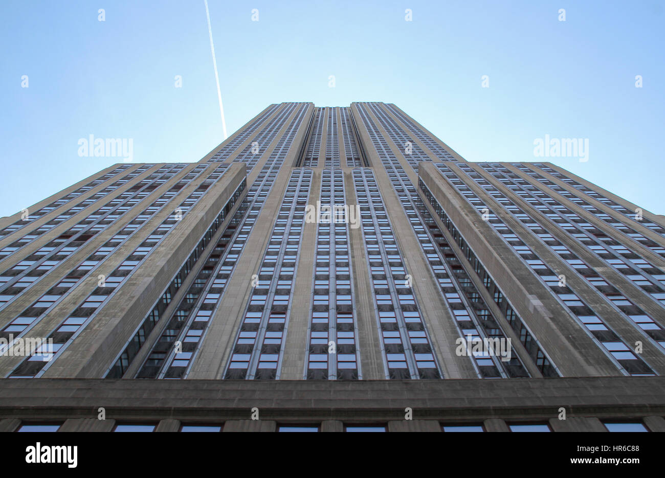 NEW YORK, USA – 25. April 2014: Empire State Building vom Straßenniveau, 102 Stockwerke Wahrzeichen und amerikanische kulturelle Ikone in New York Stockfoto