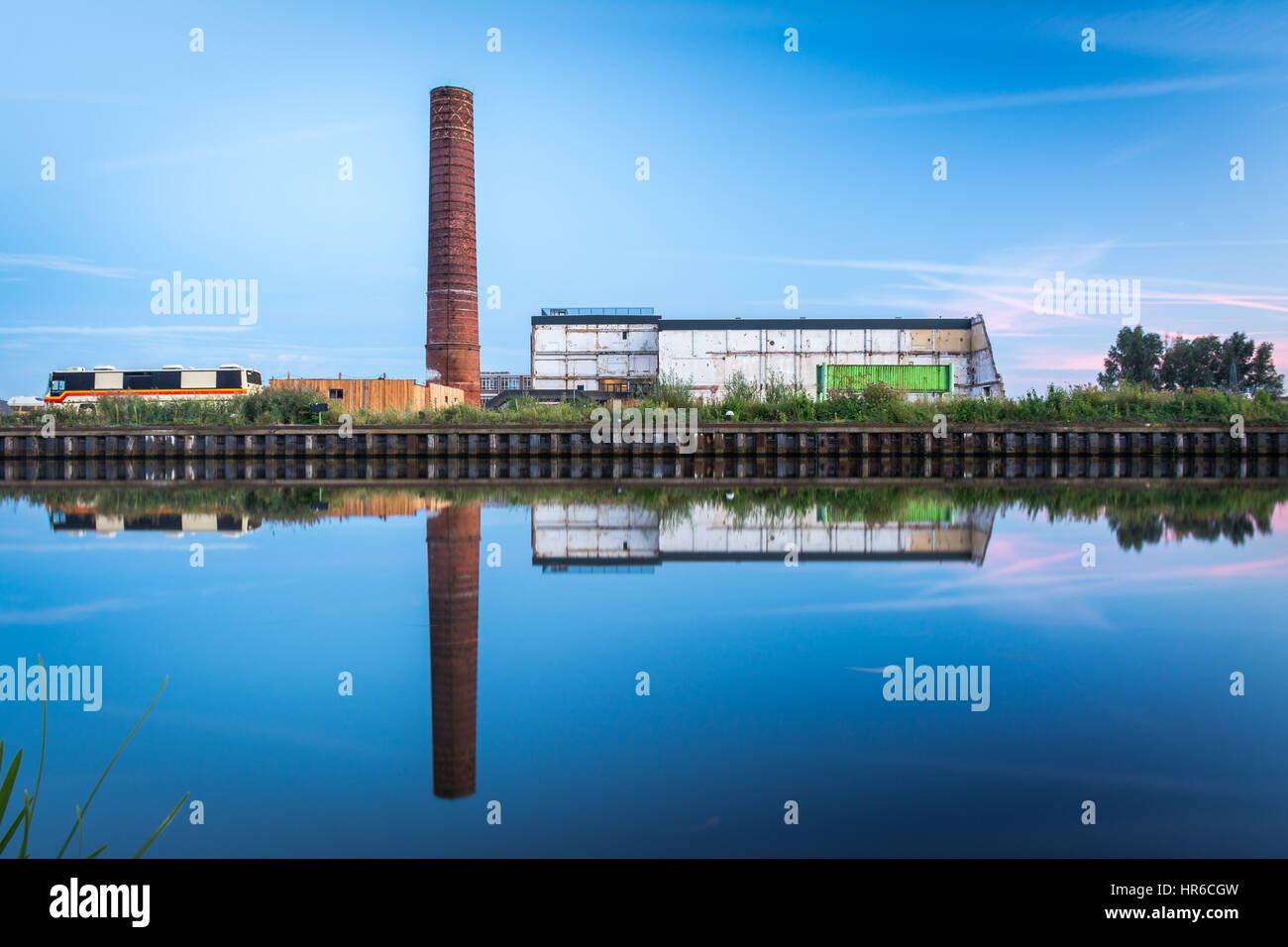 Die alte Zuckerfabrik in der Abenddämmerung in Groningen Stockfoto
