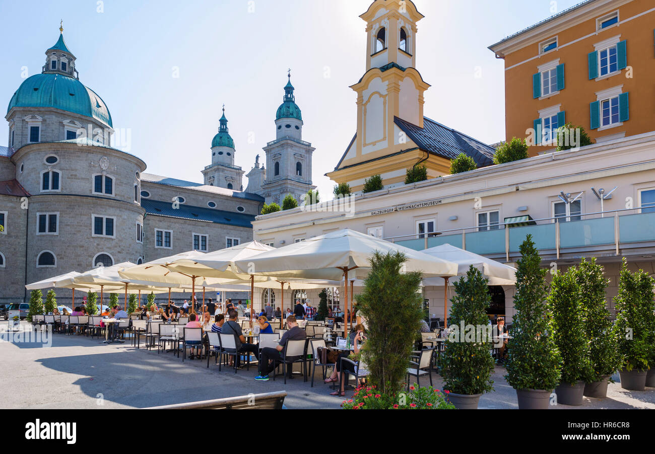 Cafe in Mozartplatz in der Altstadt mit der Kathedrale hinter, Salzburg, Österreich Stockfoto