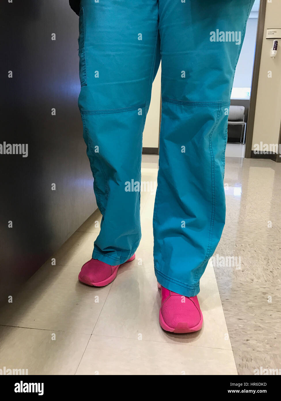 Krankenschwester mit rosa Schuhe Stockfoto