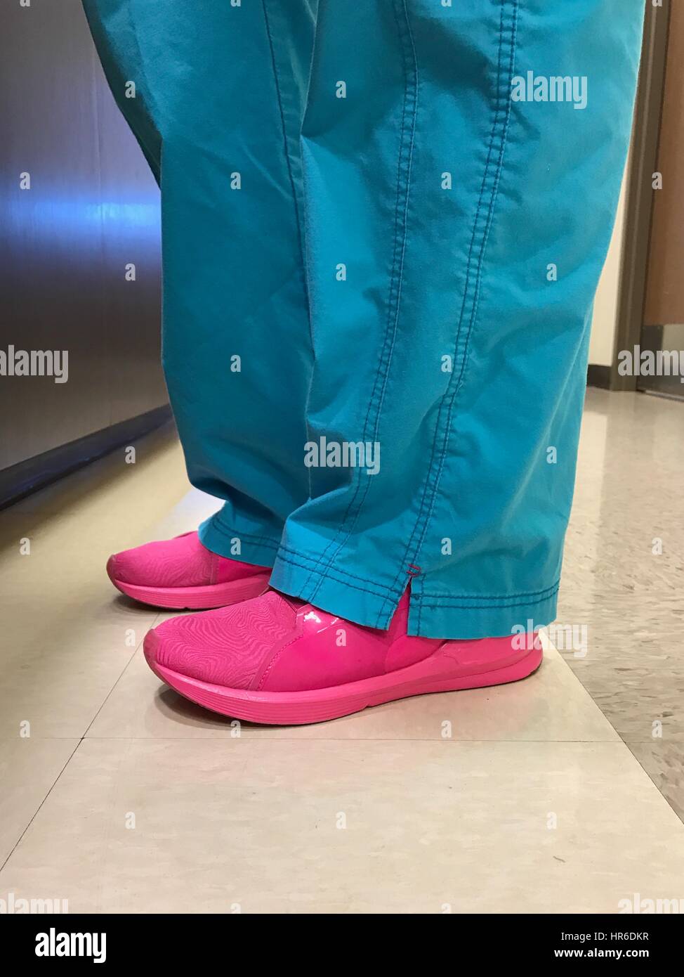 Krankenschwester mit rosa Schuhe Stockfoto