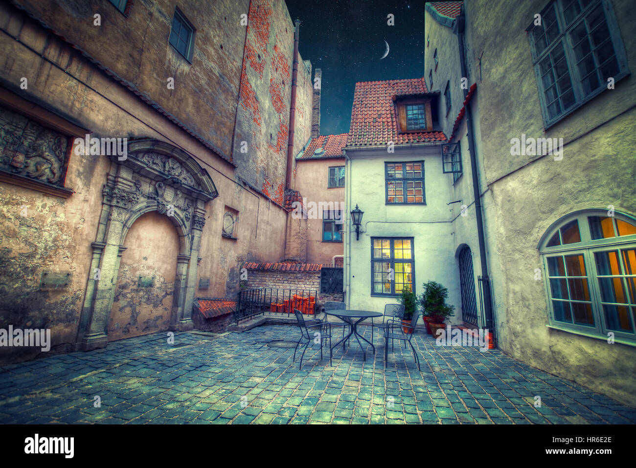 Vintage Retro-Reisen Bild des mittelalterlichen Gasse in der Altstadt von Riga. Nacht, Mond und Sterne leuchten Stockfoto