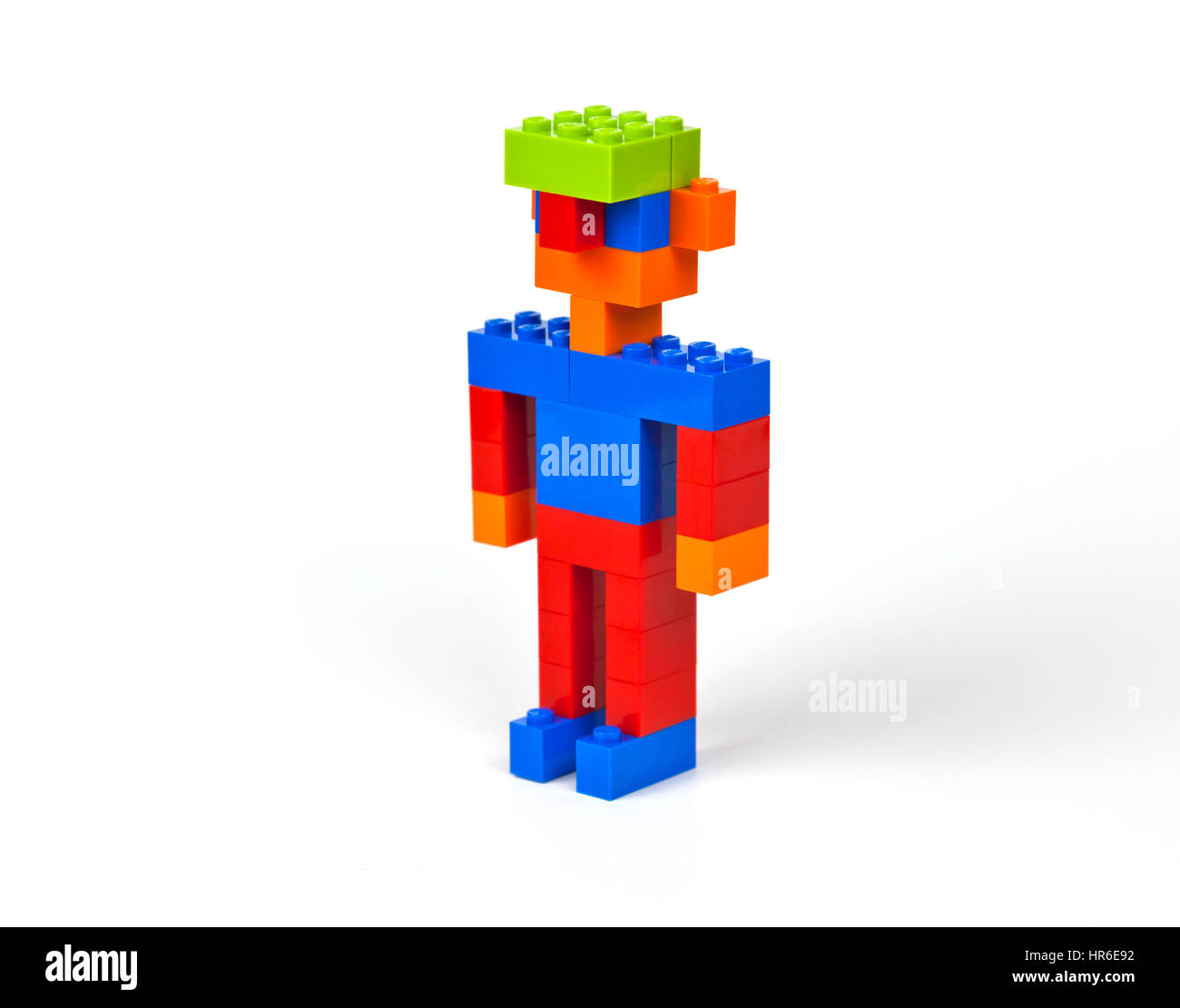 Bunte junge konstruiert Mann, Mann mit Krug-Ohren und eine grüne Mütze von Lego-Steinen Stockfoto