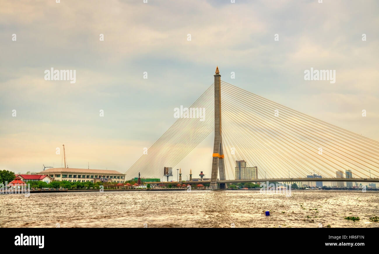 Rama-VIII-Brücke über den Fluss Chao Phraya in Bangkok, Thailand Stockfoto