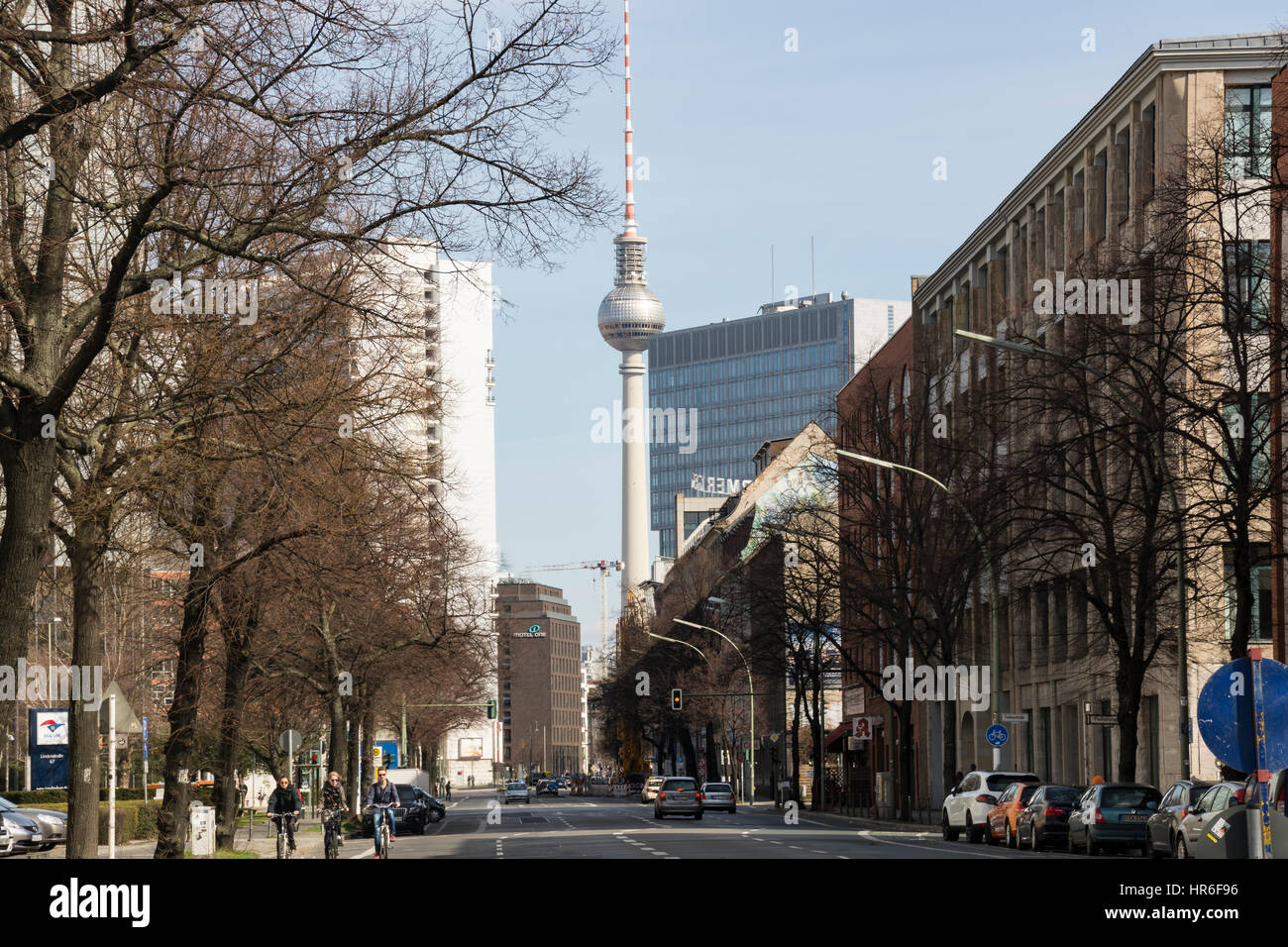 Berliner Straße mit dem Fernsehturm im Hintergrund, Berlin, Deutschland Stockfoto