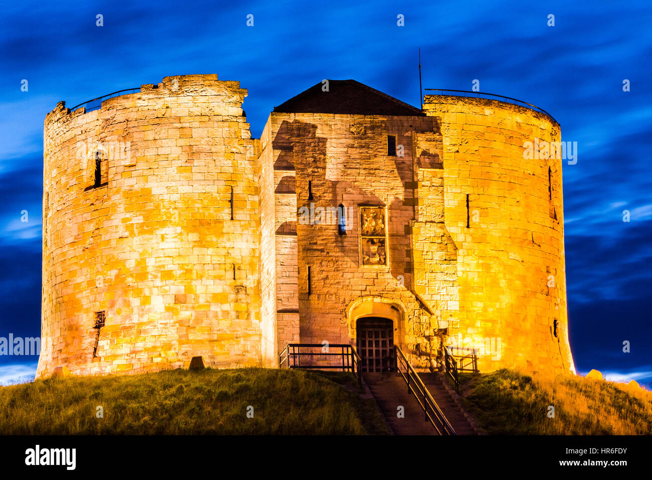 York Castle, England, ist eine befestigte Komplex bestehend aus Burgen, Gefängnisse, Gerichte. Der heute verfallenen Bergfried der mittelalterlichen normannischen Burg ist commonl Stockfoto