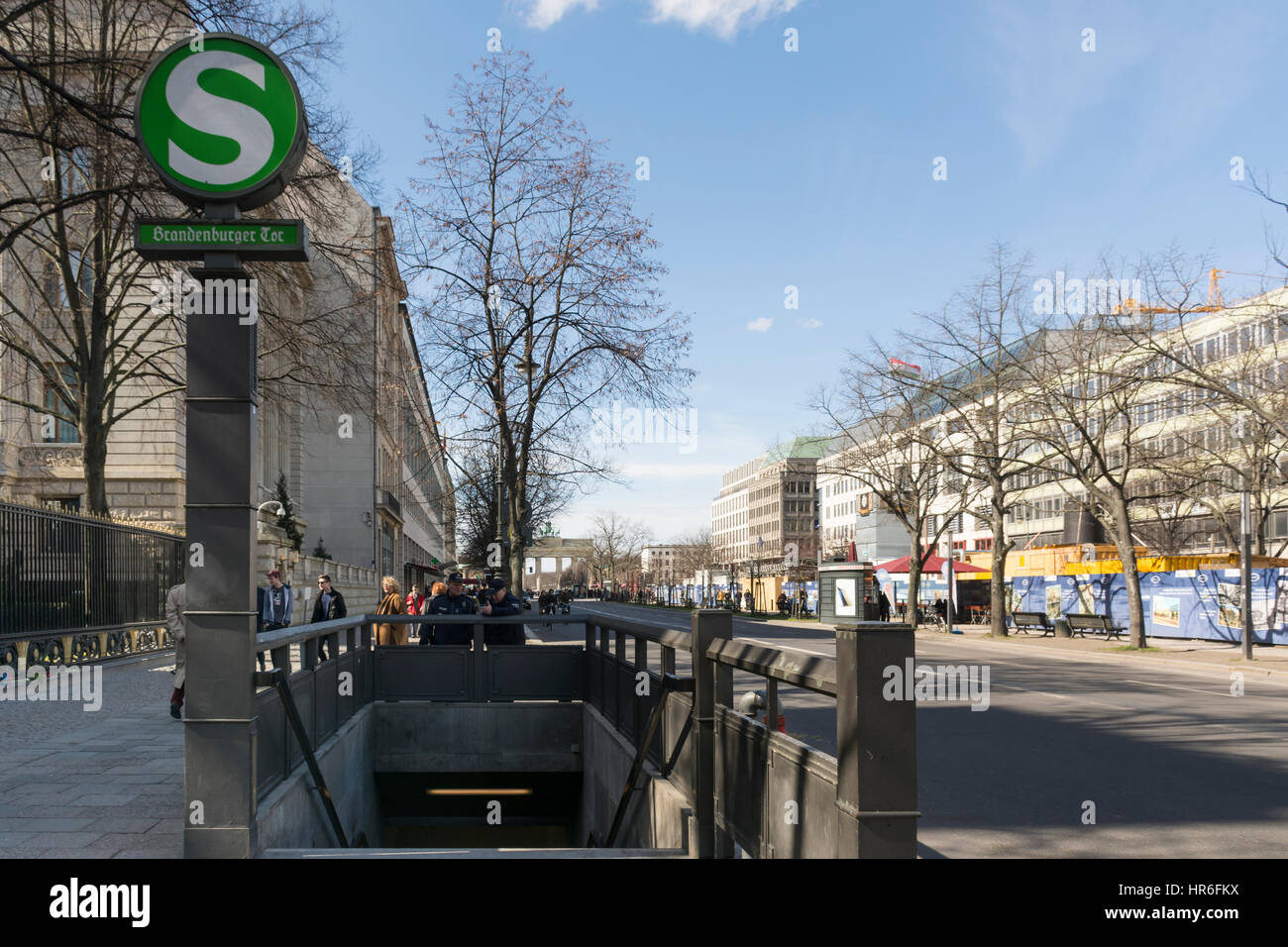 Unter Höhle Linden Allee, S-Bahn Eingang der u-Bahn Station am Brandenburger Tor, Berlin, Brandenburg, Deutschland Stockfoto