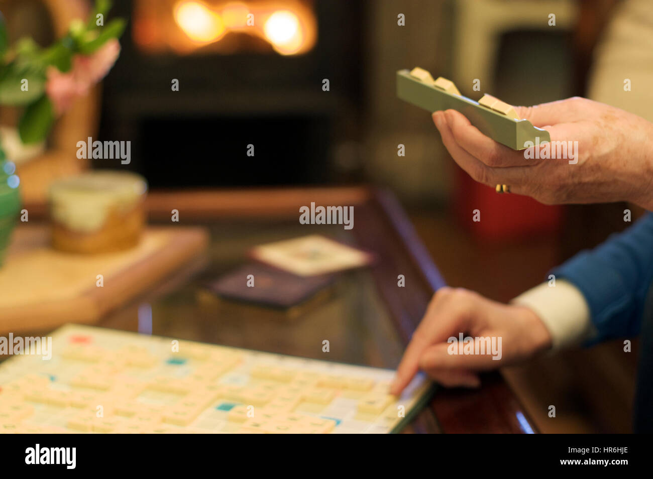 Frau spielt Scrabble-detail Stockfoto