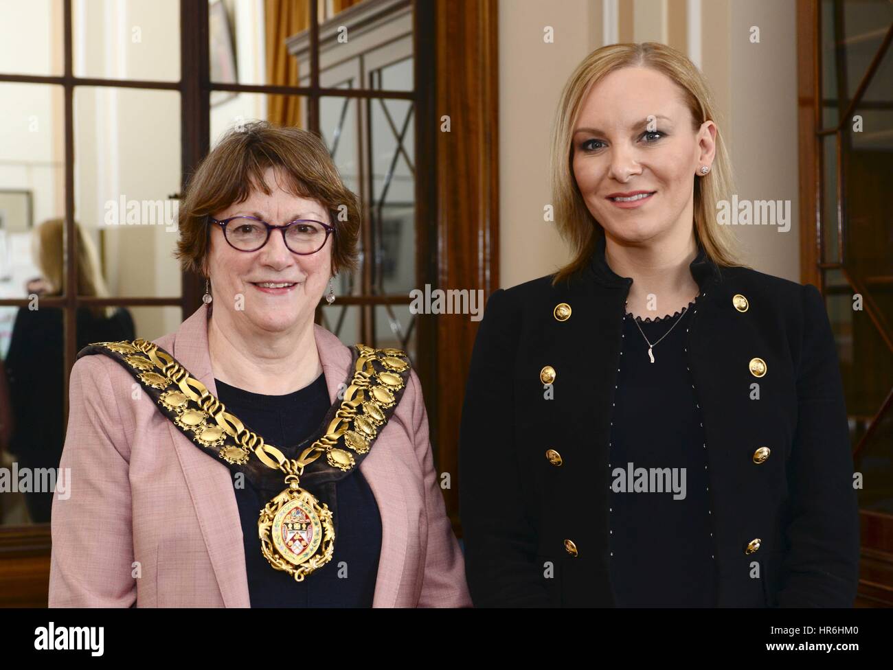 Bürgermeister von Barnsley 2016/17 Stadtrat Linda Burgess mit lokalen prominenten Stephanie Hirst. Stockfoto