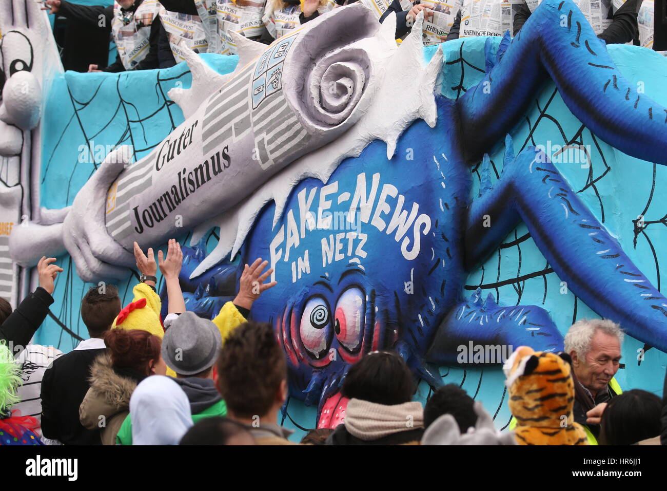 Düsseldorf, Deutschland. 27. Februar 2017. Eine topische schwimmen auf "gefälschte Nachrichten" beim Karnevalsumzug Rosenmontag in Düsseldorf, 27. Februar 2017 zu sehen. "Uns Kritt nix Klein - Narrenfreiheit, sterben Muss Sein" (lit.) "Nichts machen uns - Fool es Freiheit, das ist ein muss") ist das diesjährige Rosenmontag Parade Motto. Foto: Ina Fassbender/Dpa/Alamy Live News Stockfoto