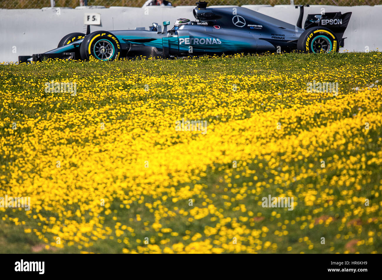 Bracelona, Deutschland. 27. Februar 2017. Beenden Sie Formel1 pilot Valtteri Bottas von Mercedes-Benz AMG in der F1 W08 Hybrid-Rennwagen in Aktion bei der Formel1 pre-Season Tests auf der Rennstrecke Circuit de Catalunya in Bracelona, Deutschland, 27. Februar 2017. Die neue Formel1 Saison startet am 26. März 2017 in Australien. Foto: Jens Büttner/Dpa-Zentralbild/Dpa/Alamy Live News Stockfoto