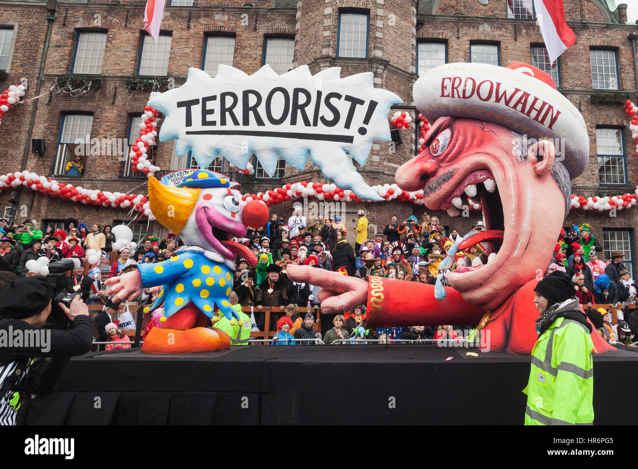 Düsseldorf, Deutschland. 27. Februar 2017. Terror in der Türkei mit Erdogan. Karnevalsumzug am Rosenmontag (Rosenmontag) in Düsseldorf, Nordrhein-Westfalen, Deutschland. Bildnachweis: Bettina Strenske/Alamy Live-Nachrichten Stockfoto