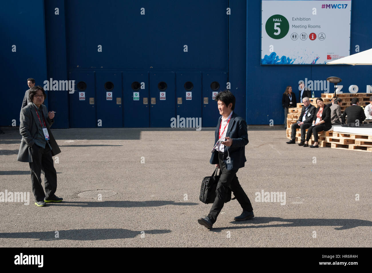 Barcelona, Spanien. 27. Februar 2017. Das gute Klima in Barcelona begleitet die Besucher zur drahtlosen Show Mobile World Congress in Barcelona. Die jährlichen Mobile World Congress beherbergt einige der weltweit größten Kommunikationsunternehmen mit vielen Enthüllung ihrer neuesten Handys und Wearables Gadgets. Bildnachweis: Charlie Perez/Alamy Live-Nachrichten Stockfoto
