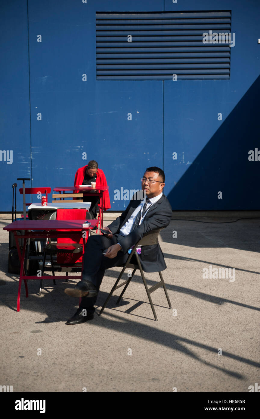 Barcelona, Spanien. 27. Februar 2017. Das gute Klima in Barcelona begleitet die Besucher zur drahtlosen Show Mobile World Congress in Barcelona. Die jährlichen Mobile World Congress beherbergt einige der weltweit größten Kommunikationsunternehmen mit vielen Enthüllung ihrer neuesten Handys und Wearables Gadgets. Bildnachweis: Charlie Perez/Alamy Live-Nachrichten Stockfoto