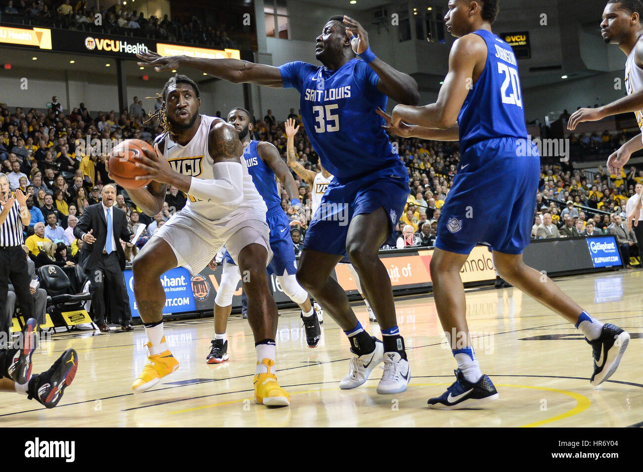 22. Februar 2017 - statt MO ALIE-COX (12) Enten unter REGGIE AGBEKO (35) als fährt er in den Korb in der ersten Hälfte des Spiels in e.j. Wade Arena am Stuart C. Siegel Center, Richmond, Virginia. Bildnachweis: Amy Sanderson/ZUMA Draht/Alamy Live-Nachrichten Stockfoto