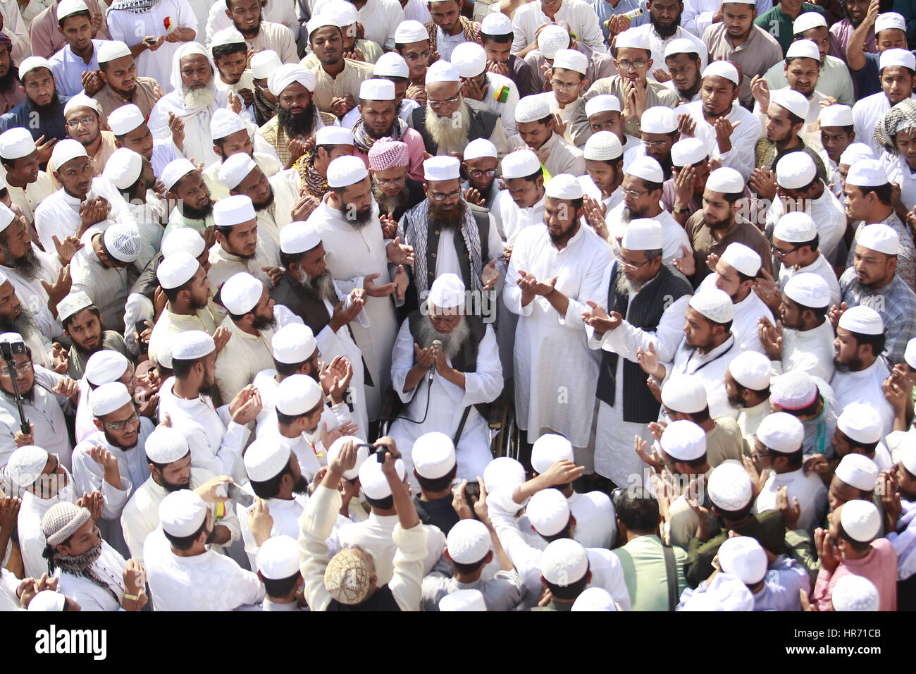 Dhaka, Bangladesch. 24. Februar 2017. Aktivisten aus Bangladesch islamistischen Gruppe anbieten Gebete, nehmen sie Teil an einer Demonstration in Dhaka, Bangladesch. Unterstützer von Bangladesch islamistischen Gruppe Hefazat-e-Islam an eine Protest-Kundgebung anspruchsvolle entfernen die Justitia Statue von Bangladesch Supreme Court-Anlage. Laut Aussage der Hefazat-e-Islam sieht die Statue wie griechische Göttin Themis und die anti-islamischen ist. Bildnachweis: Suvra Kanti Das/ZUMA Draht/Alamy Live-Nachrichten Stockfoto