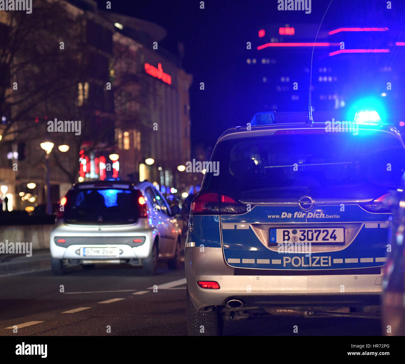 Berlin, Deutschland. 27. Februar 2017. Polizei Auto Ligts leuchten blau bei einer Polizeikontrolle auf dem Kudamm Stip in Berlin, Deutschland, 27. Februar 2017. Nachdem die lebenslange Haftstrafen für die beiden Kudamm-Racer ausgegeben wurden, tötete einen Mann bei einer Kollision während eines illegalen Autorennen auf dem Kurfürstendamm-Streifen, wurde das Gerichtsurteil wird bundesweit diskutiert. Foto: Paul Zinken/Dpa/Alamy Live News Stockfoto