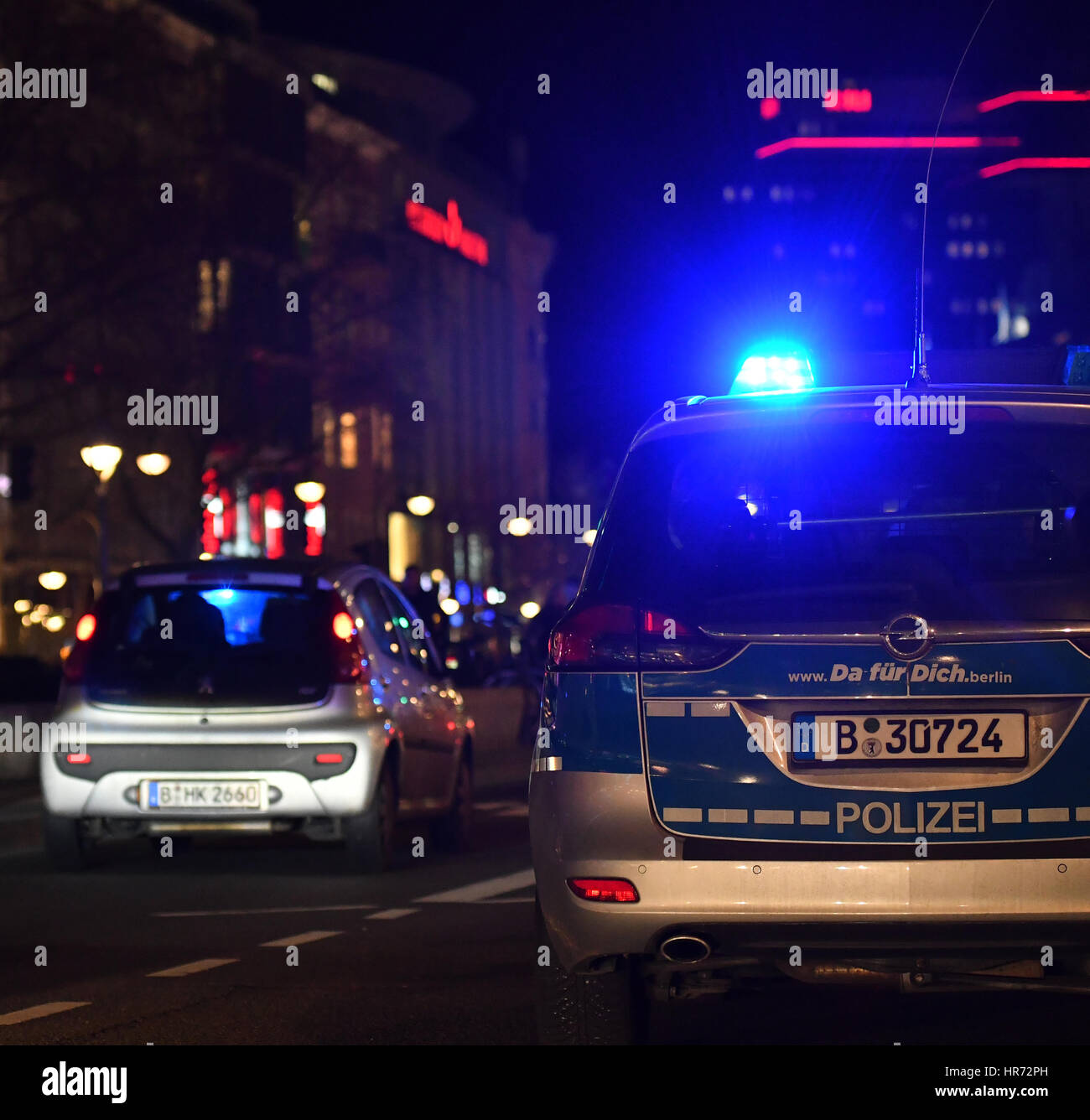 Berlin, Deutschland. 27. Februar 2017. Polizei Auto Ligts leuchten blau bei einer Polizeikontrolle auf dem Kudamm Stip in Berlin, Deutschland, 27. Februar 2017. Nachdem die lebenslange Haftstrafen für die beiden Kudamm-Racer ausgegeben wurden, tötete einen Mann bei einer Kollision während eines illegalen Autorennen auf dem Kurfürstendamm-Streifen, wurde das Gerichtsurteil wird bundesweit diskutiert. Foto: Paul Zinken/Dpa/Alamy Live News Stockfoto