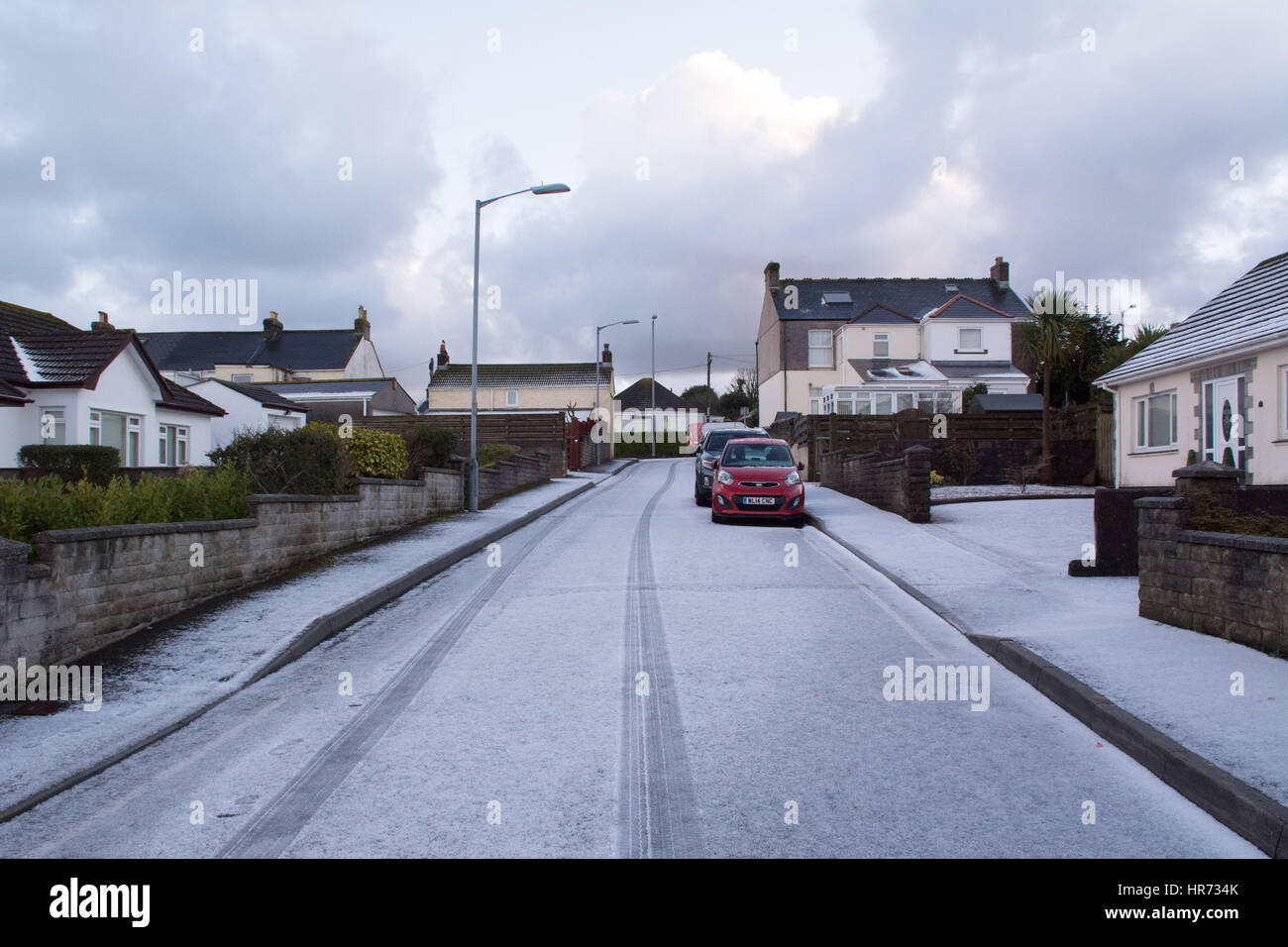 Redruth, Cornwall, UK. 29. Februar 2017. Großbritannien Wetter. Am frühen Morgen Hagel Duschen, vom Sturm Ewan, Eisbahnen, verursacht eine Flut von Unfällen am frühen Morgen über den Landkreis Straßen verwandelt. Hier sehen die gefrorenen Hagel auf der Fahrbahn. Bildnachweis: Cwallpix/Alamy Live-Nachrichten Stockfoto