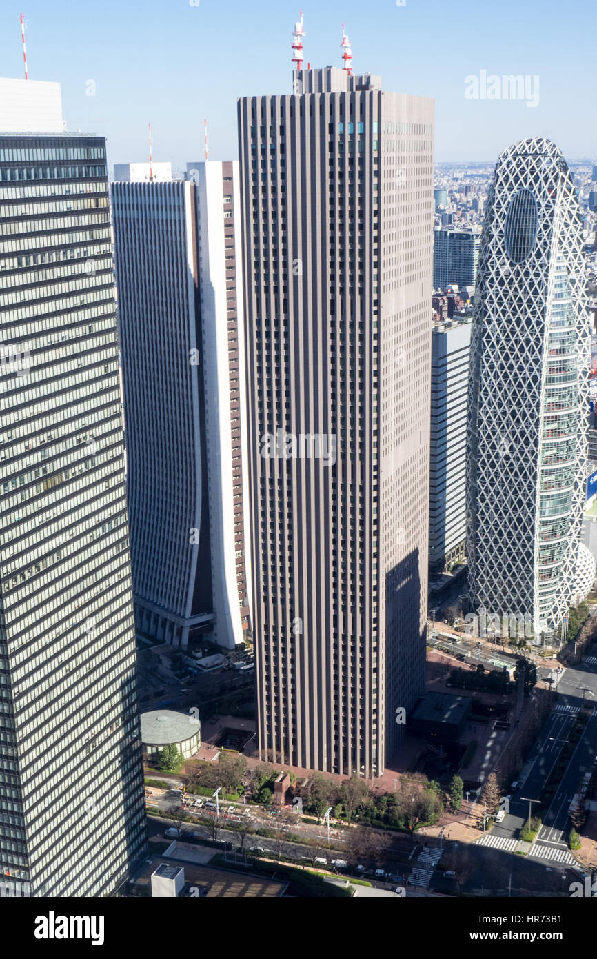 Das Shinjuku Center Gebäude und Mode Gakuen Cocoon Tower in Shinjuku, Tokio. Stockfoto