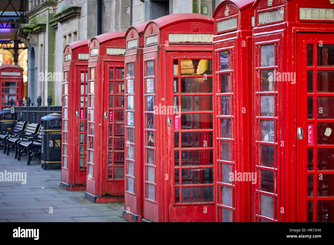 Herbst goldenes Licht eine Reihe von roten Telefon Boxen in Preston Stadtzentrum, Lancashire, England, UK Stockfoto