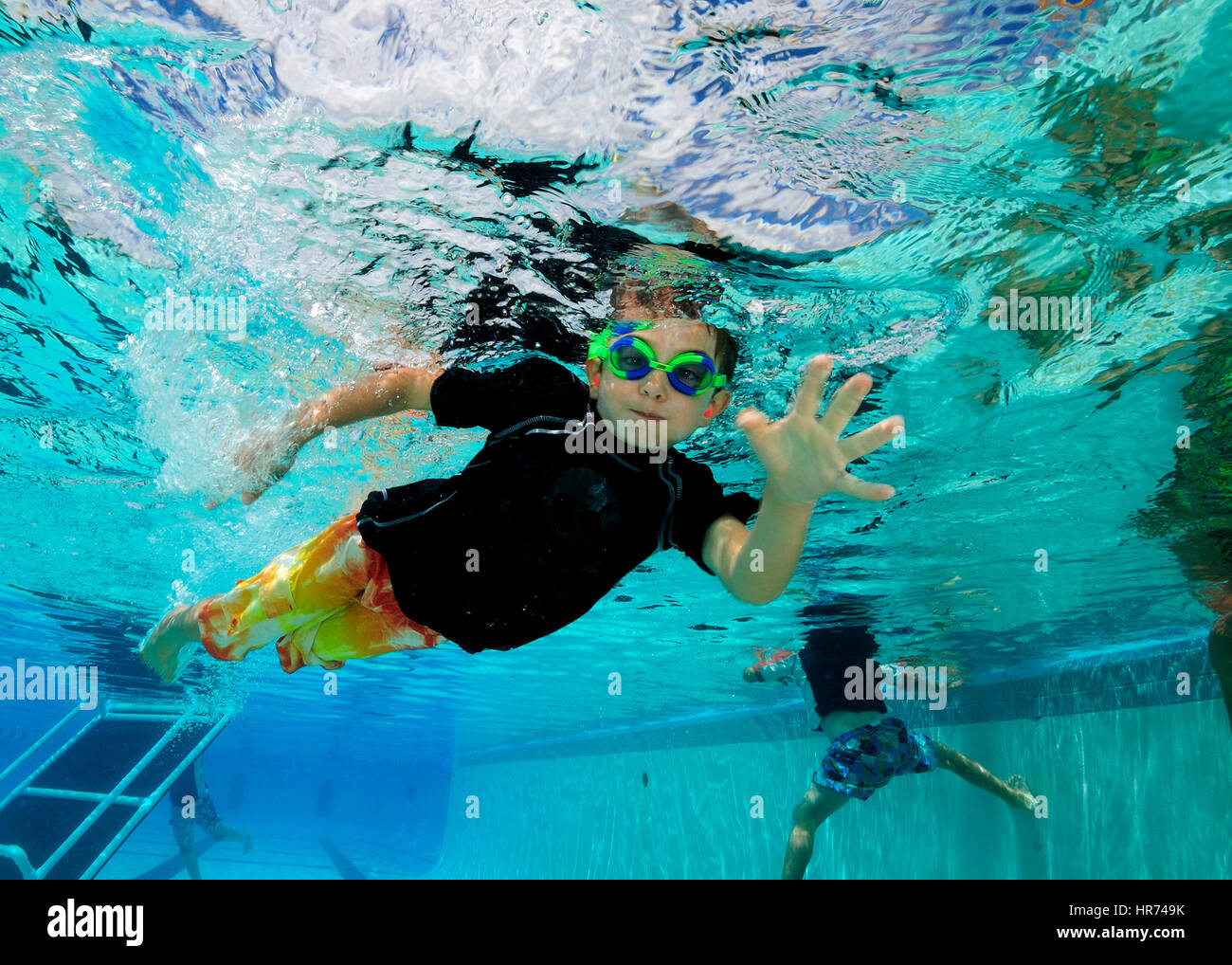 Kinder schwimmen unter Wasser im Pool genießen die Entspannung des Sommers Stockfoto
