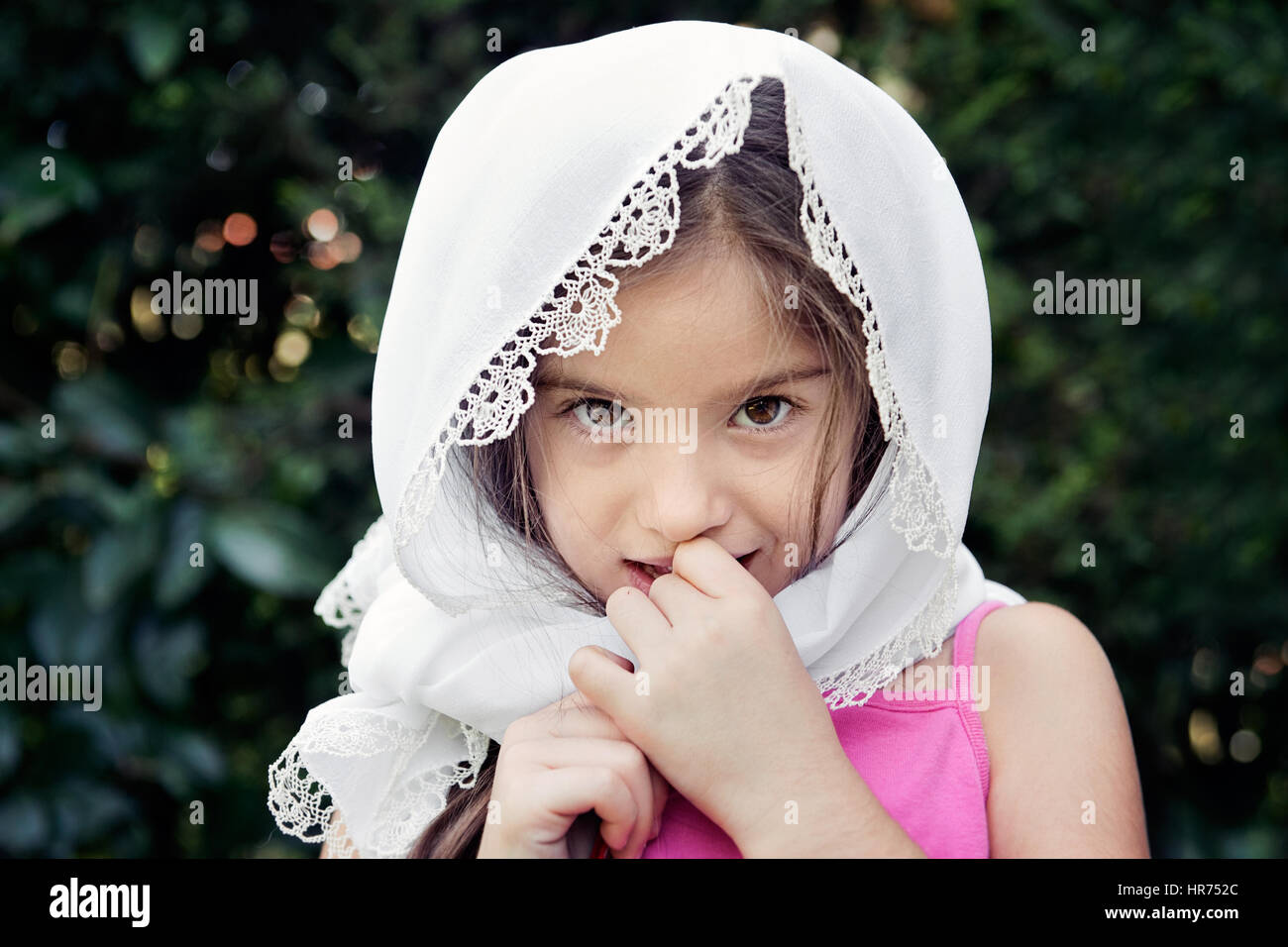 Kleines Mädchen mit handgefertigten Kopftuch Stockfoto