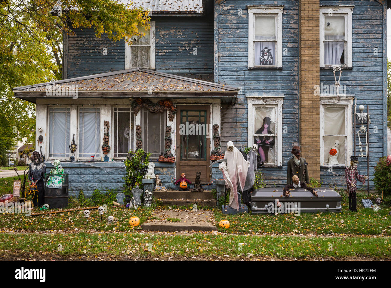 Ein Haus verziert mit Halloween-Utensilien in Strasburg, Ohio, USA. Stockfoto