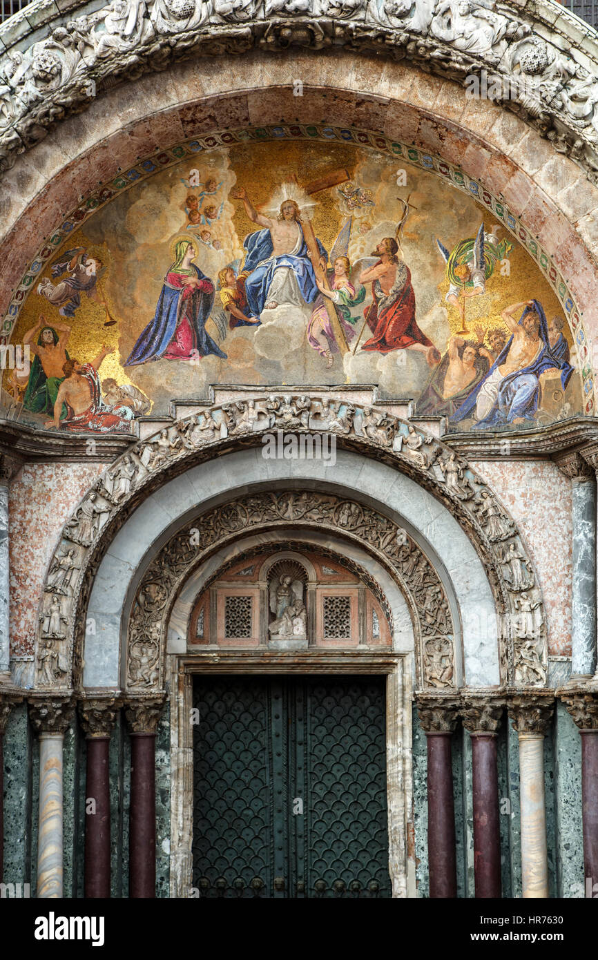 Eingang und Fresko, Markusdom, Markusplatz, Venedig, Italien Stockfoto