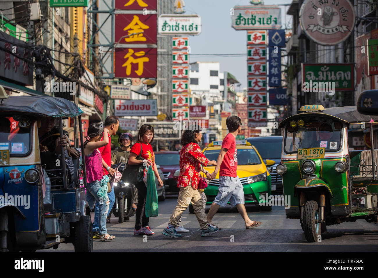 BANGKOK, THAILAND - 28. Januar 2017: Menschen auf den Straßen von Chinatown in Bangkok, Thailand am 28. Januar 2017 Stockfoto