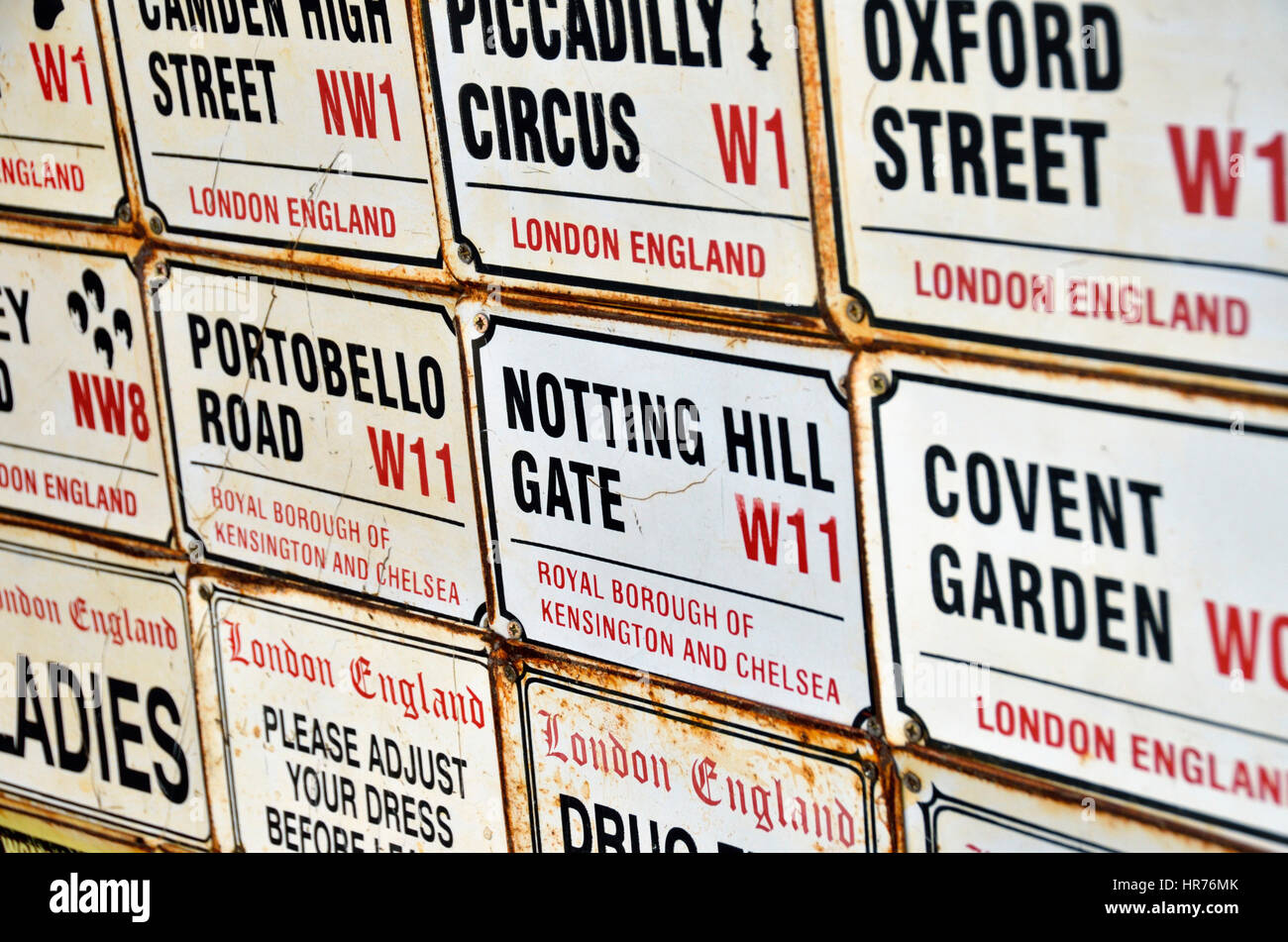 Zahlreiche Straßenschilder der bekannten lagen in London. Stockfoto