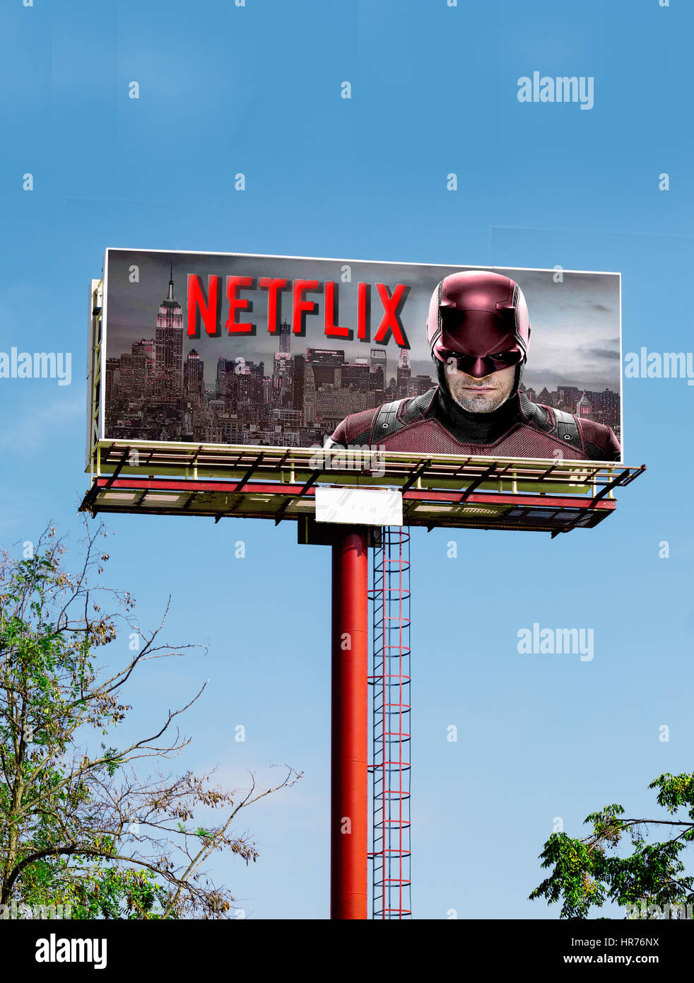 BARCELONA, Spanien - 11. Oktober 2016: Netflix auf Plakatwand mit blauen Himmelshintergrund, Netflix ist ein Anbieter auf Abruf Streaming-Medien Stockfoto