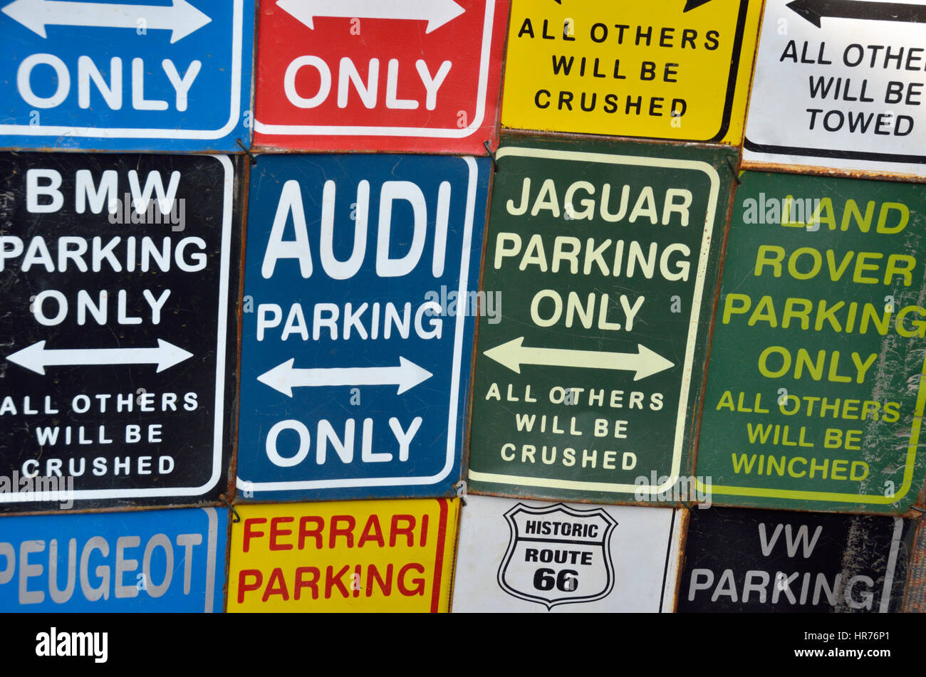Exklusiven Parkplatz Schilder für verschiedene Auto-Modelle. Stockfoto