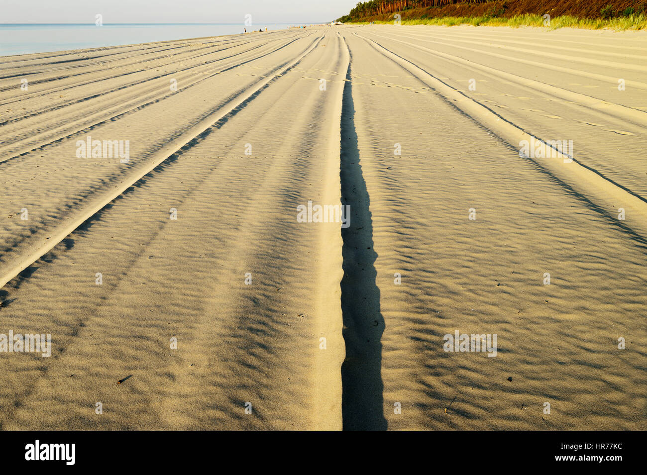 Sandy Baltic Beach nach Wartungsarbeiten mit Linienmuster in den Sand. Stegna, Pommern Polen. Stockfoto