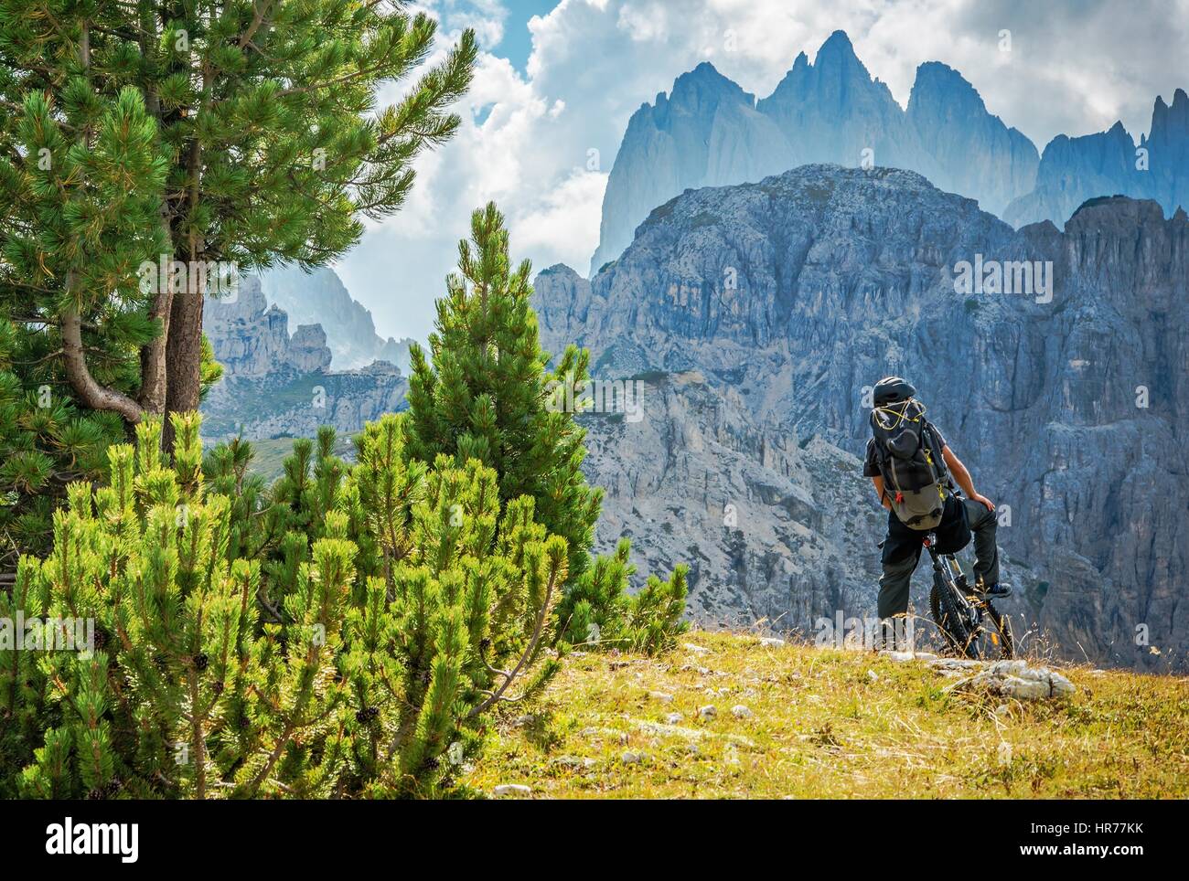 Radfahrer auf dem Radweg in den hohen Bergen. Freizeitaktivitäten und Sport. Stockfoto