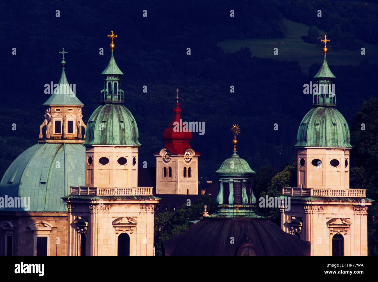 Türme und Kuppeln der Kirchen in der Nacht, Salzberg, Österreich Stockfoto