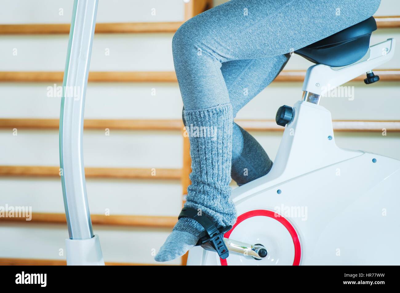 Mädchen auf Heimtrainer im Fitness-Center. Radeln Beine Closeup Foto. Stockfoto
